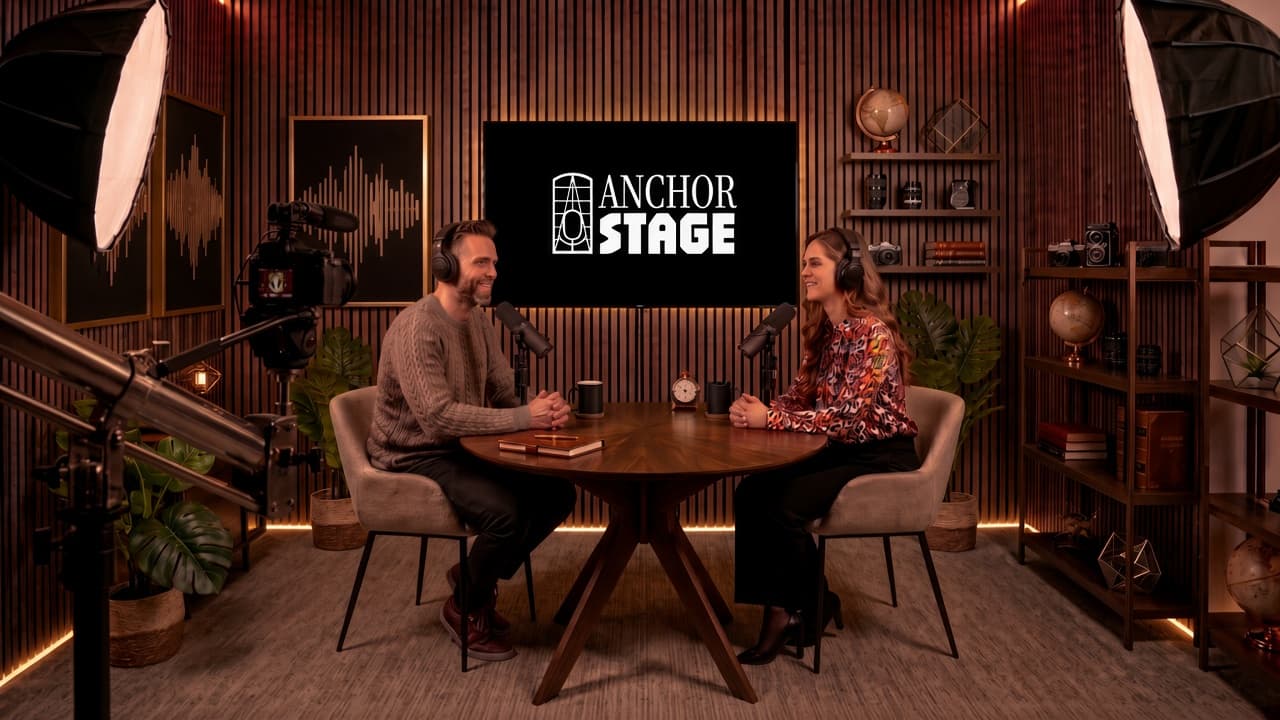 Studio-Totale mit TV-Backdrop und Multi-Camera-Setup